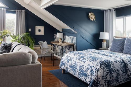 a bedroom with a bed and a blue wall at Ocean View Inn in Montara
