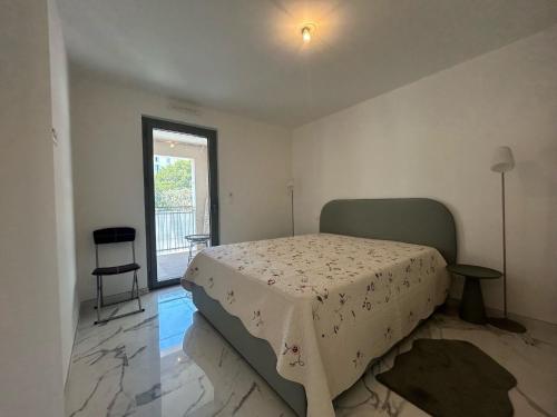 Postel nebo postele na pokoji v ubytování Appartement Neuf et Équipé À Deux Pas de la Mer et Face au Casino en Plein Centre