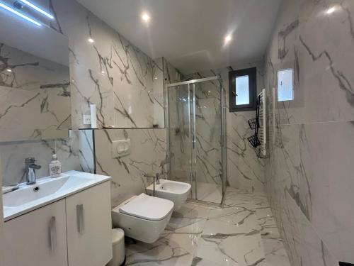 Koupelna v ubytování Appartement Neuf et Équipé À Deux Pas de la Mer et Face au Casino en Plein Centre