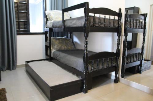 a set of bunk beds in a room at casa com bela vista em itatiba in Tijuco Prêto