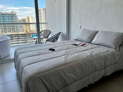 Ένα ή περισσότερα κρεβάτια σε δωμάτιο στο Apartamento con Jacuzzi vista al mar