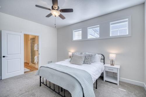 Katil atau katil-katil dalam bilik di Rexburg Cottage - Brand New Neighborhood Downtown