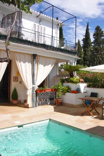 a house with a swimming pool in a yard at Suite Comares in Granada