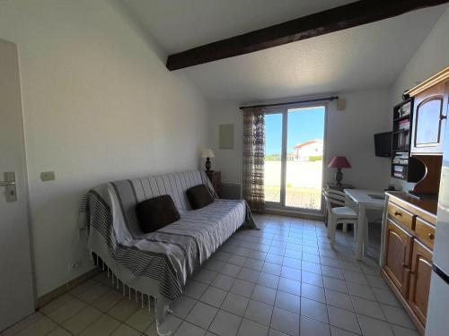 une chambre avec un lit, un bureau et une table dans l'établissement Charmant studio à 150 m du club de plongée, terrasse et parking à Banyuls-sur-Mer - FR-1-309-87, à Banyuls-sur-Mer
