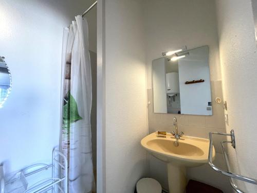 une salle de bain blanche avec un lavabo et un miroir dans l'établissement Charmant studio à 150 m du club de plongée, terrasse et parking à Banyuls-sur-Mer - FR-1-309-87, à Banyuls-sur-Mer