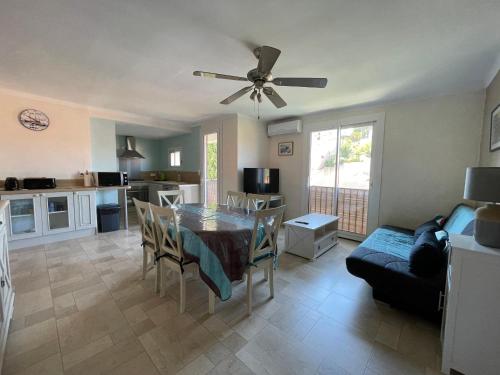une cuisine et une salle à manger avec une table et des chaises dans l'établissement Appartement climatisé à Banyuls-sur-Mer, proche centre et plage, balcon, 2 chambres - FR-1-309-228, à Banyuls-sur-Mer
