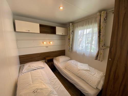 Postel nebo postele na pokoji v ubytování Mobile Home Excellente Situation, Proche Plage et Centre-ville, Idéal pour 4 Personnes - FR-1-709-56
