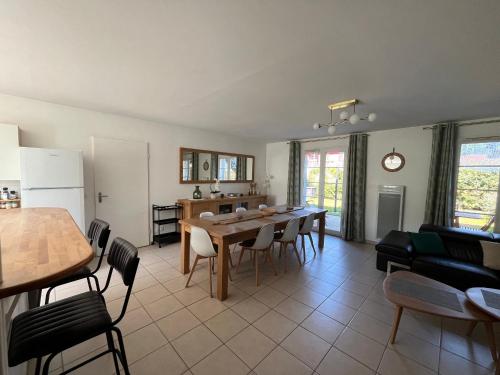Photo de la galerie de l'établissement Maison tout confort 3 chambres, proche du port et plages, idéale pour famille et amis ! - FR-1-319-559, à La Teste-de-Buch
