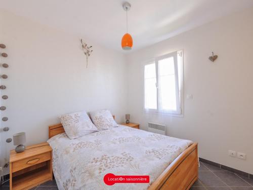 une chambre avec un lit et une fenêtre dans l'établissement Appartement T2 à 100m de l'Océan, tout confort avec parking privatif, pour 4 personnes - FR-1-535-58, à Angoulins-sur-Mer