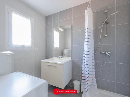 une salle de bain avec une douche, des toilettes et un lavabo dans l'établissement Appartement T2 à 100m de l'Océan, tout confort avec parking privatif, pour 4 personnes - FR-1-535-58, à Angoulins-sur-Mer
