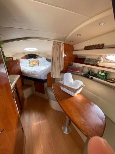 迪拜Yacht boat 2 Beds 1 Bath Dubai Eye Dubai Marina JBR的小房间设有床和卫生间