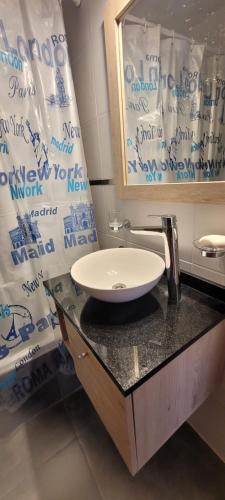 a bathroom with a sink and a mirror at Departamento en PEATONAL con SEGURIDAD privada 24hs in Santa Fe