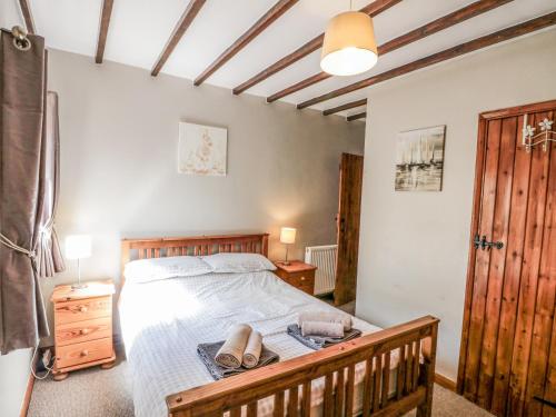Una cama o camas en una habitación de Carters