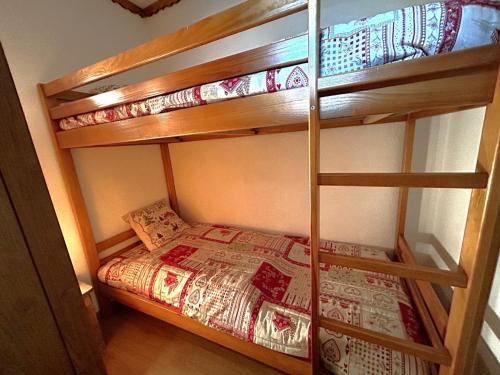 a couple of bunk beds in a room at Appartement montagne 6 pers, rénové, balcon sud/ouest - FR-1-452-389 in Les Menuires