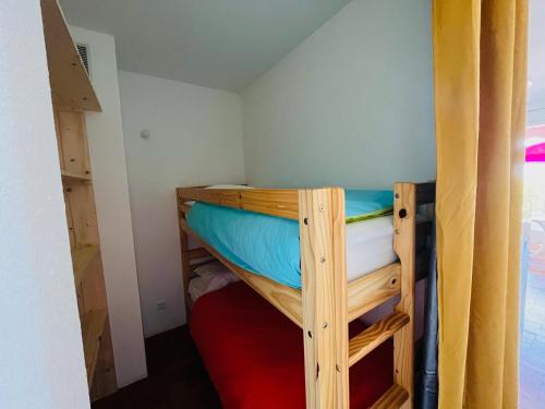 Ce lit superposé se trouve dans une petite chambre. dans l'établissement Appartement T2 avec Terrasse et Parking - 200m Plage - FR-1-309-478, à Saint-Cyprien