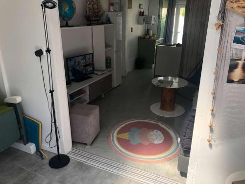 une pièce avec un couloir avec un sol avec un tapis dans l'établissement Maison Bungalow Climatisée avec Jardin Arboré, 3 Chambres, Wifi - Proche Plage et Commerces - FR-1-701-84, à Valras-Plage