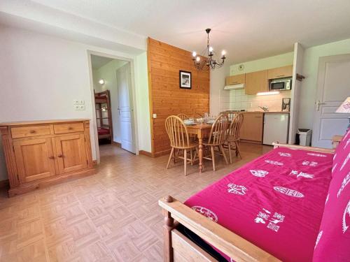 une cuisine et une salle à manger avec une table dans une pièce dans l'établissement Charmant 3 pièces à Flumet, terrasse, accès piscine, proche pistes - 6 personnes - FR-1-603-97, à Flumet