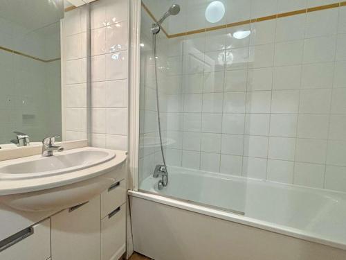 une salle de bain avec un lavabo, une douche et une baignoire dans l'établissement Charmant 3 pièces à Flumet, terrasse, accès piscine, proche pistes - 6 personnes - FR-1-603-97, à Flumet