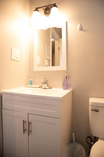 Bilik mandi di Cozy and Quiet Lafayette Home 2