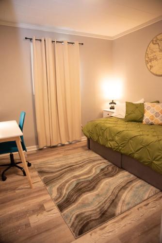 Katil atau katil-katil dalam bilik di Cozy and Quiet Lafayette Home 2