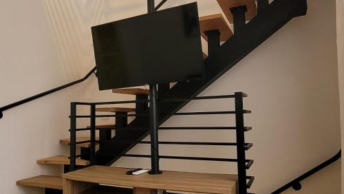 a flat screen tv on top of a staircase at Blend Coliving One - 1 in Ribeirão Preto
