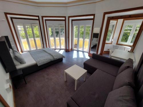 a living room with a couch and a table at Parque Eduardo VII in Lisbon