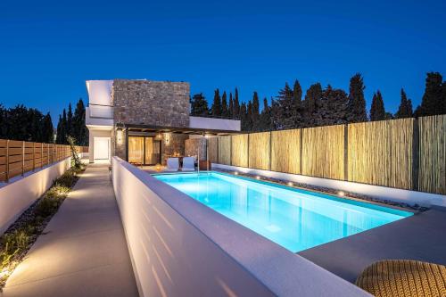 Бассейн в Rastoni Villas или поблизости