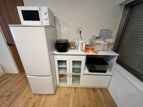 桑名市にあるとまるん長島の小さなキッチン(白い冷蔵庫、電子レンジ付)
