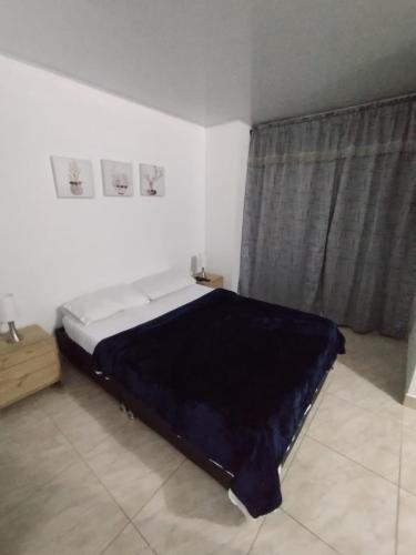 a bedroom with a large bed in a room at Hermoso Apartaestudio a 25 minutos del parque del café in Armenia