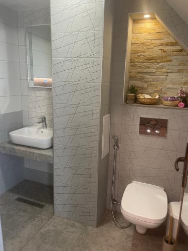 Et badeværelse på Sunset Luxury Apartment