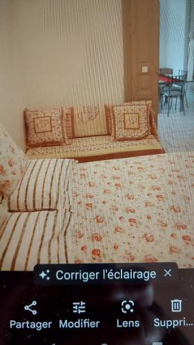 - une chambre avec 2 lits et un dressing dans l'établissement Appartemment meublée, à Frontignan