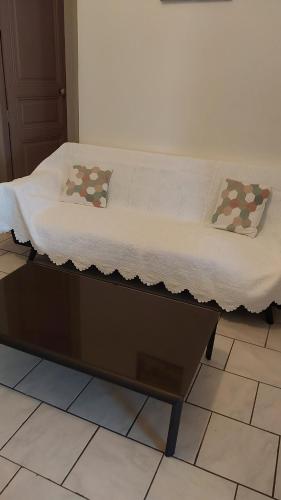 un lit installé sur un banc dans une pièce dans l'établissement Appartemment meublée, à Frontignan