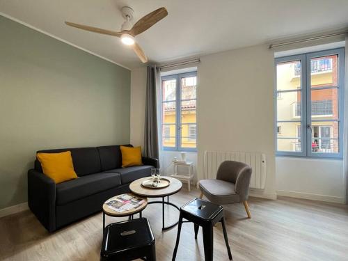 un salon avec un canapé et une table dans l'établissement 100m du Capitole - Beau T3 rénové et moderne, à Toulouse