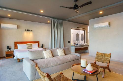 ein Wohnzimmer mit einer Couch und einem Bett in der Unterkunft Beach house in Tankah Bay! in Tancah