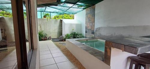 Swimmingpoolen hos eller tæt på Alinas House