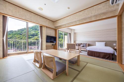 Postel nebo postele na pokoji v ubytování Yumoto Fujiya Hotel