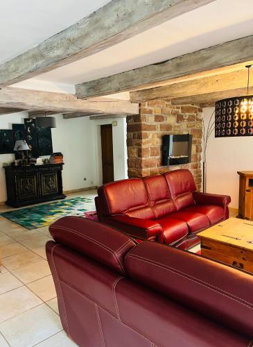 un salon avec un canapé et une table dans l'établissement La casa di Alba-Salomé, à Métairies-Saint-Quirin