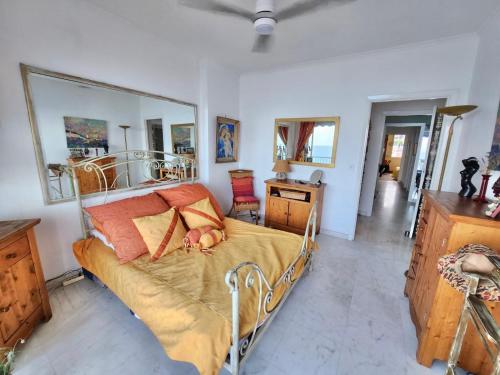 une chambre avec un lit et un miroir dans l'établissement Nice Promenade, Merveilleuse vue mer, à Nice