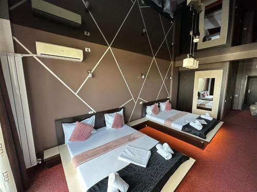 Un pat sau paturi într-o cameră la Hotel Sweet