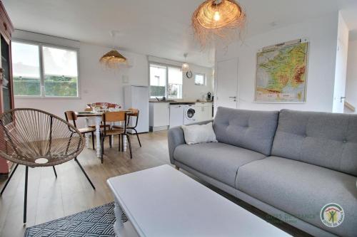 un salon avec un canapé et une table dans l'établissement La fosse, à Saint-Cast-le-Guildo