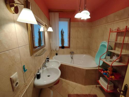 Bilik mandi di Three Family Apartments