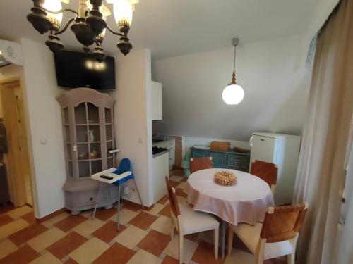 Posedenie v ubytovaní Three Family Apartments