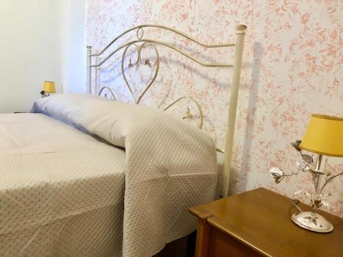 een slaapkamer met een bed en een tafel met een lamp bij Tenuta Zizzi in Fasano