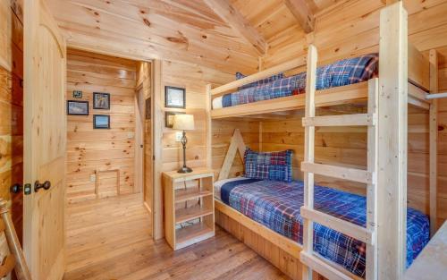 a bedroom with bunk beds in a log cabin at Ever After Gatlinburg in Gatlinburg