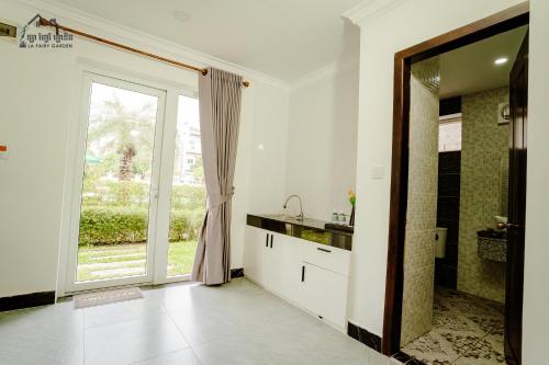 Kuchyň nebo kuchyňský kout v ubytování La Fairy Garden Resort