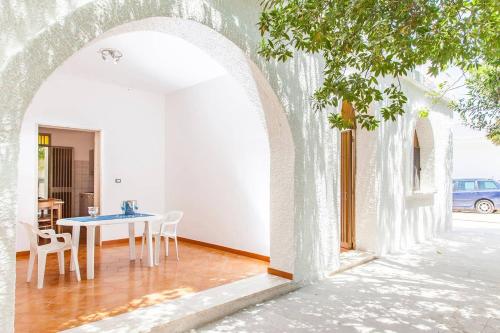 a dining room with a table and chairs in a building at Villa Kareema 1A con accesso diretto alla Spiaggia di San Pietro in Bevagna in San Pietro in Bevagna