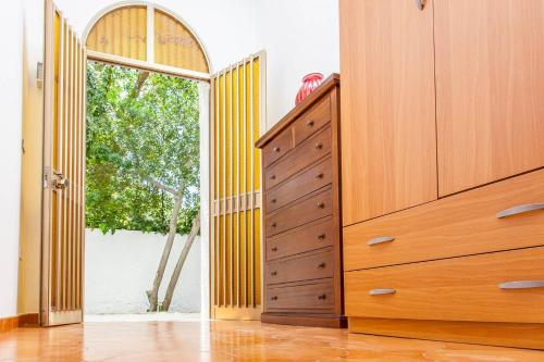 a kitchen with a large wooden dresser and a window at Villa Kareema 1A con accesso diretto alla Spiaggia di San Pietro in Bevagna in San Pietro in Bevagna