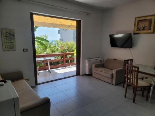 Newborn Apartment Dhermi with Poolにあるテレビまたはエンターテインメントセンター