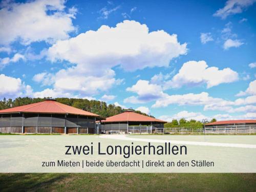 a view of a tennis court with a building at Gut Weihersmühle in Leutershausen