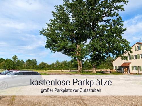 un coche aparcado delante de un árbol en Gut Weihersmühle, en Leutershausen